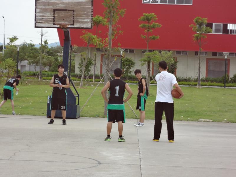 人兽性交
新老生篮球友谊赛开赛2.jpg