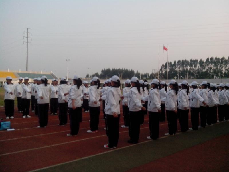 人兽性交
2012级新生军训系列报道之齐步走3.jpg