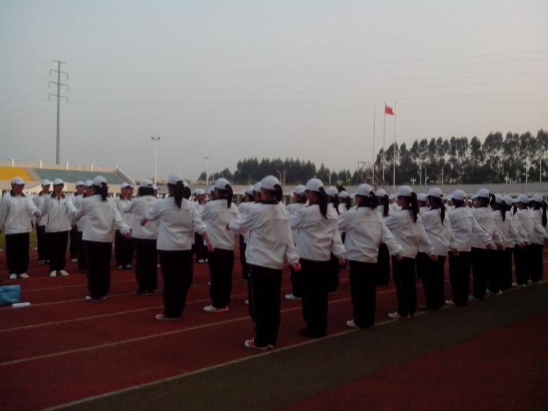 人兽性交
2012级新生军训系列报道之齐步走.jpg