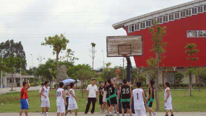 人兽性交
新老生篮球友谊赛开赛1.jpg