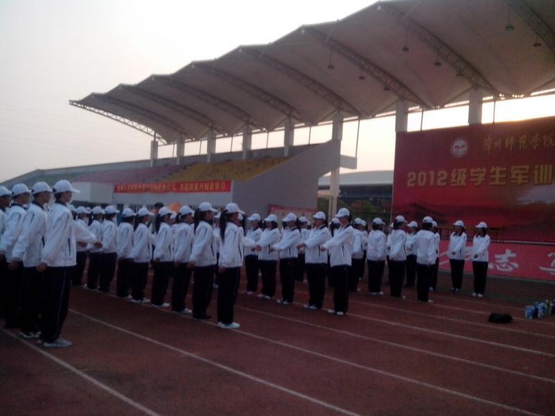 人兽性交
2012级新生军训系列报道之齐步走4.jpg