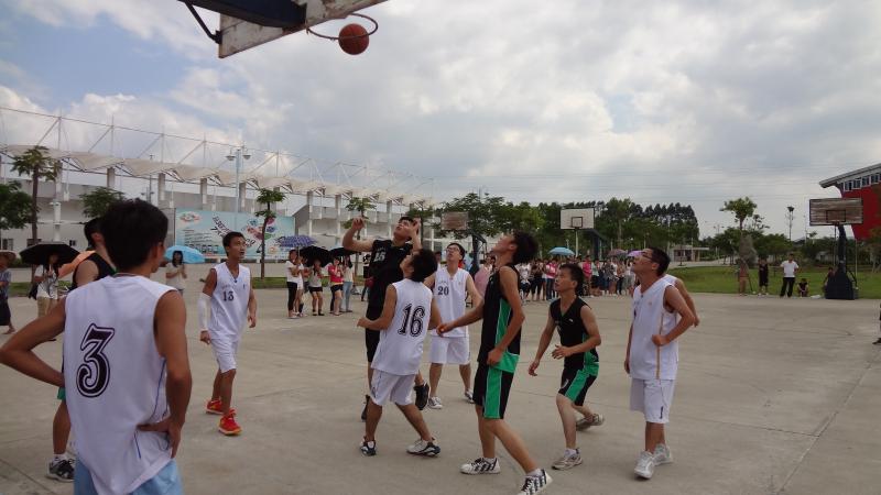 人兽性交
新老生篮球友谊赛开赛3.jpg