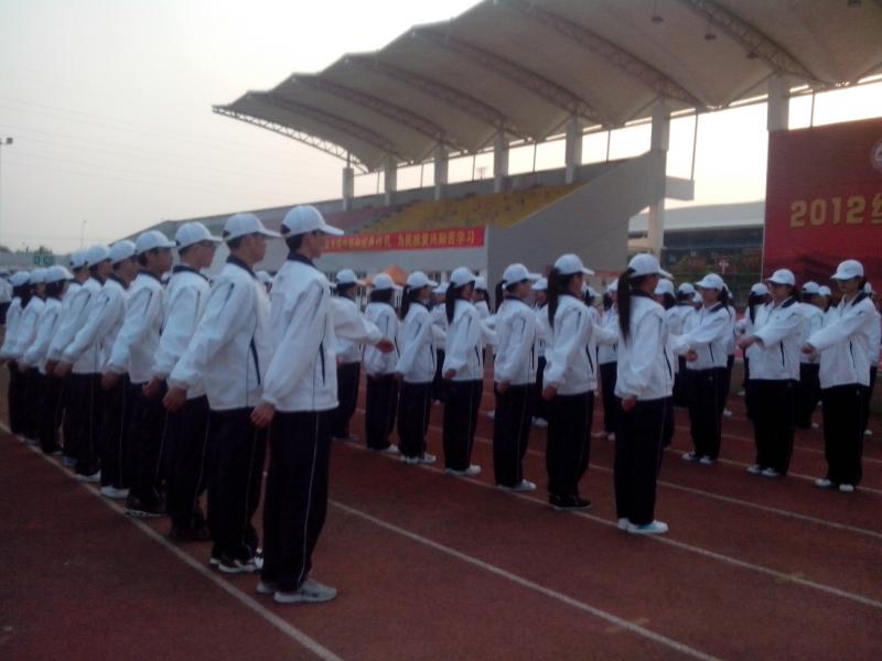 人兽性交
2012级新生军训系列报道之齐步走2.jpg